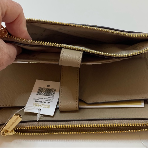 NWT. Michael Kors Jet Set Travel Double Zip Wristlet - Picture 5 of 6